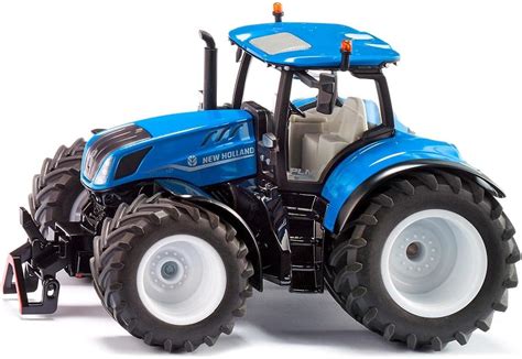 Niebieski ciągnik New Holland pracujący na polu