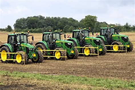 Zestawienie modeli ciągników John Deere z różnymi rocznikami i cenami