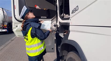 Kontrola drogowa ciągnika siodłowego przez ITD