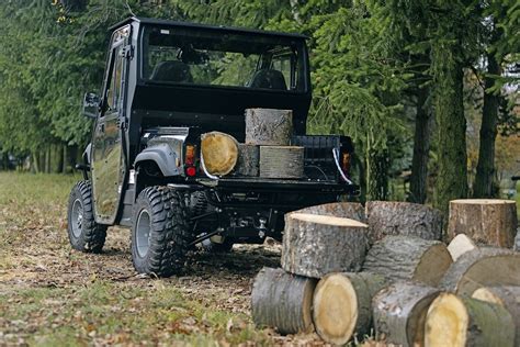 Thematyczne zdjęcie: Skoda Felicia zmodyfikowana na pojazd użytkowy lub mini-ciągnik, w scenerii wiejskiej