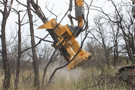 Schematic of a felling head attached to an excavator, showing cutting mechanism