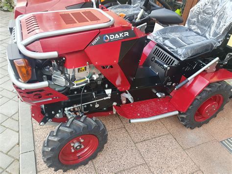 zdjęcie ciągnika ogrodniczego Dakr Panter FD-52 V z zamontowanym osprzętem do koszenia
