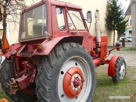 Ciągnik MTZ 82 podczas prac polowych