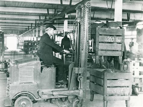 Historyczny wózek widłowy Clark Duat z 1923 roku