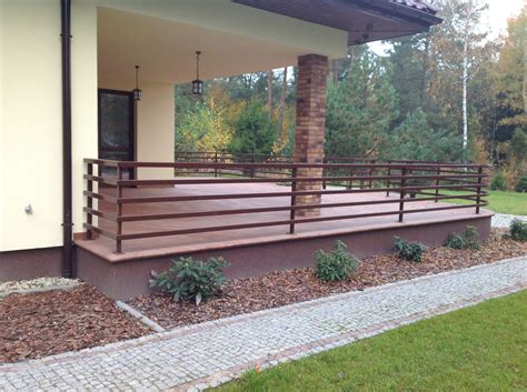 Przykłady dekoracyjnych balustrad metalowych i kamiennych
