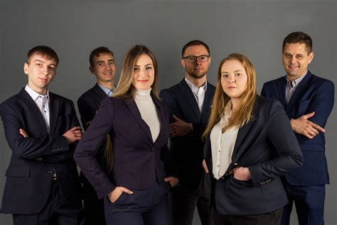 Zdjecie grupowe rodziny browarnikow, stojacych przed kadziami browarniczymi