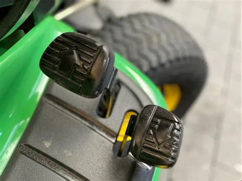 Panel sterowania tempomatem i rewerserem w traktorku John Deere