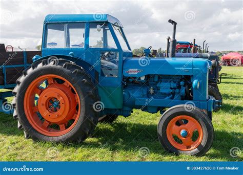 Zdjęcie historyczne ciągnika Fordson Power Major na polu