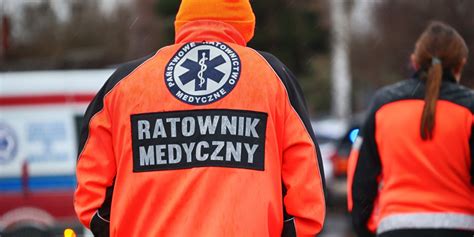 ratownicy medyczni udzielający pomocy poszkodowanemu w lesie