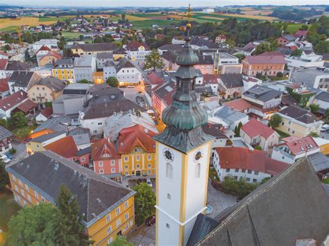 Archiwalne zdjęcie siedziby firmy PÖTTINGER na Roßmarkt w Grieskirchen