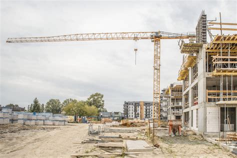 Schemat budowy żurawia wieżowego z oznaczeniem kluczowych elementów