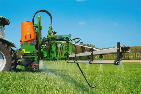 Widok opryskiwacza Amazone UF z belką polową Super-S