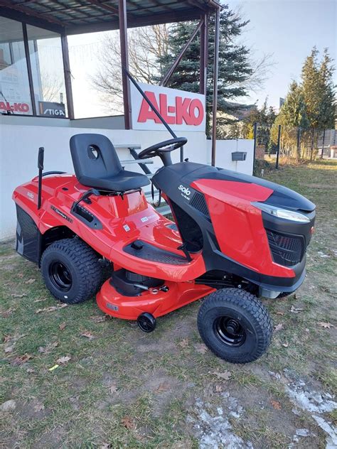 Traktor ogrodowy AL-KO T15 na tle ogrodu