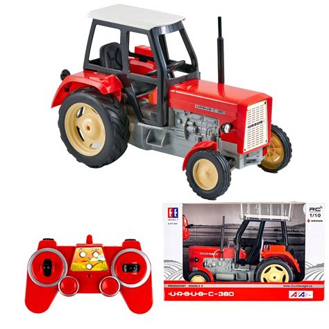 Zdalnie sterowany traktor zabawka na tle farmy