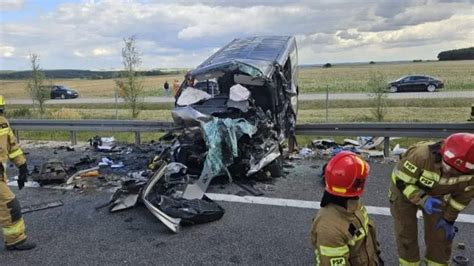 Zderzenie busa z ciągnikiem na drodze S7 - infografika wypadku