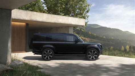 Schemat ewolucji modelu Land Rover Defender od lat 40. XX wieku do współczesności, z zaznaczeniem kluczowych zmian i generacji.
