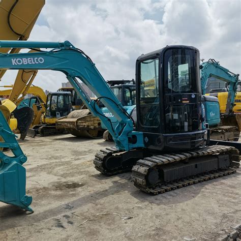 Comparison infographic of Kobelco mini excavator lines (SK008-7, SK17SR-7, SK55SRX-7) highlighting their key features and ideal applications, possibly showing the iNDr system.