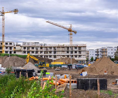 Plac budowy z betoniarką w tle