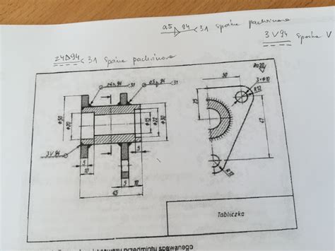 Rysunek techniczny kosiarki z widocznymi kołami jezdnymi i wałem