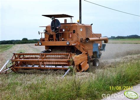 Zdjęcie kombajnu Bizon Z056 w akcji