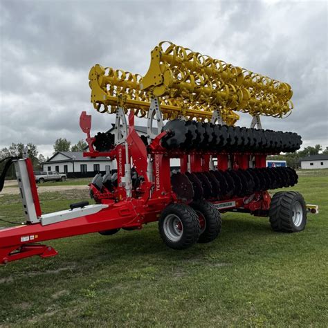 Detailed view of the Pöttinger Terradisc 10001 T's unique roller amortization system with hydraulic-gas accumulators