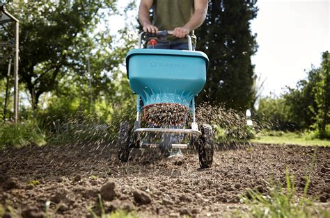 Siewnik uniwersalny Gardena XL w trakcie pracy