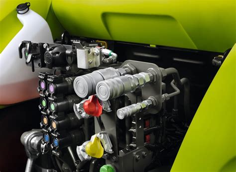 zdjęcie złączy hydraulicznych układu Power Beyond na ciągniku Claas