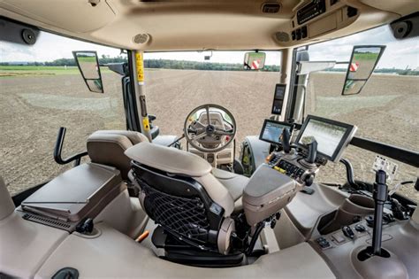 operator w kabinie ciągnika John Deere 5075E