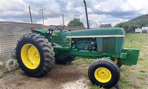 Infografika z kluczowymi parametrami technicznymi silnika John Deere 3130
