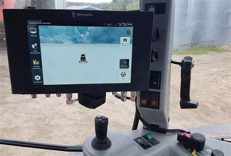 Zdjęcie cyfrowego wyświetlacza motogodzin w nowoczesnym ciągniku