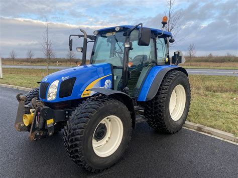 Zdjęcie ciągnika New Holland T5050 w pracy na gospodarstwie
