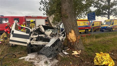 Zdjęcie przedstawiające akcję ratunkową służb na polu po wypadku