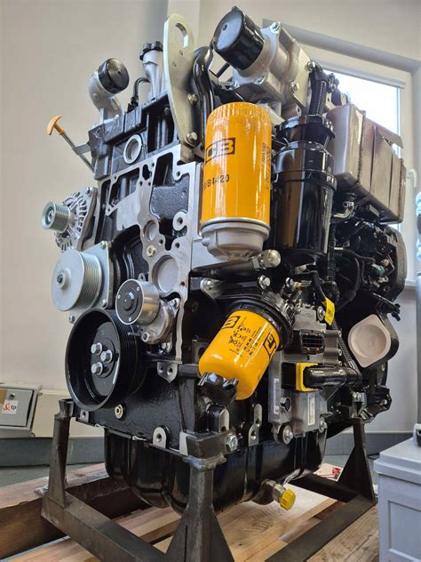 infografika prezentująca przekrój silnika JCB Dieselmax 444