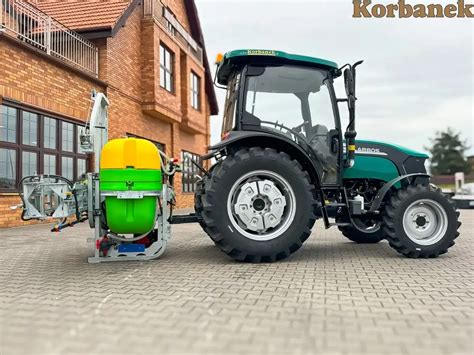 ciągnik rolniczy z podłączonym opryskiwaczem 1500L