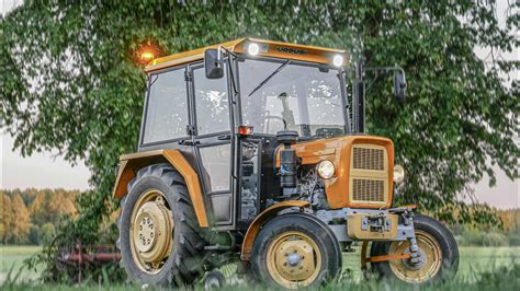 Zdjęcie ciągnika Kraft 20C4LU obok Ursusa C-330, ukazujące podobieństwo stylistyczne.