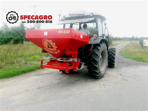 Zdjęcie rozsiewacza nawozów Altro 800l podłączonego do ciągnika, z widocznymi szczegółami konstrukcyjnymi