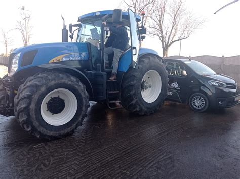 Technik AgroEcoPower podłączający aparaturę pomiarową do wałka WOM ciągnika