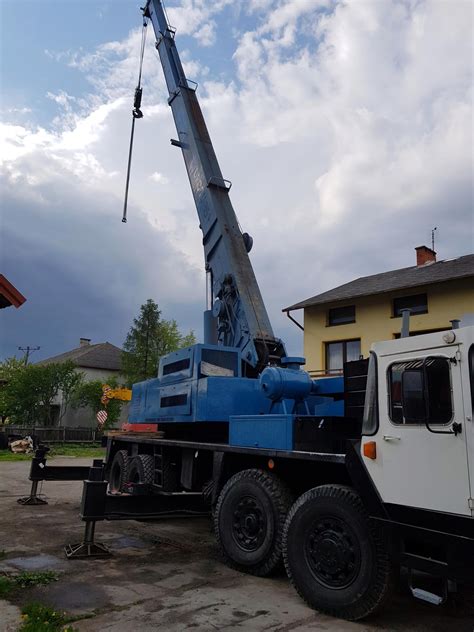 Zdjęcie historycznego żurawia samochodowego HYDROS T-401 w akcji