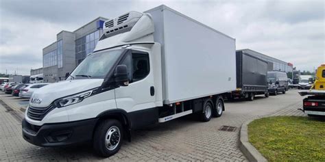 Nagranie z monitoringu - zderzenie Iveco Daily z naczepą ciężarówki, ukazujące rozerwaną kabinę