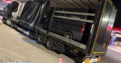Zdjęcie rozerwanej opony z odsłoniętym kordem na naczepie ciężarówki podczas kontroli ITD