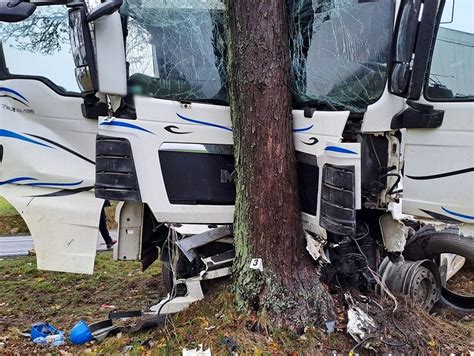 Doszczętnie zniszczona kabina ciężarowego Renault po zderzeniu z pojazdem komunalnym