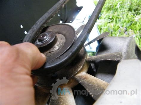 schemat wymiany paska napędowego w traktorku kosiarki