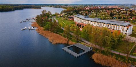 zdjęcie zakonnicy w otoczeniu dzieci