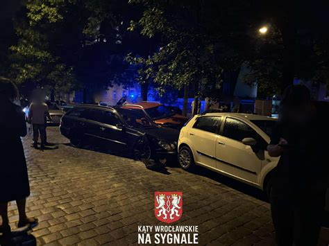 Zdjęcie uszkodzonych pojazdów po kolizji, w tym ciągnika z przyczepą