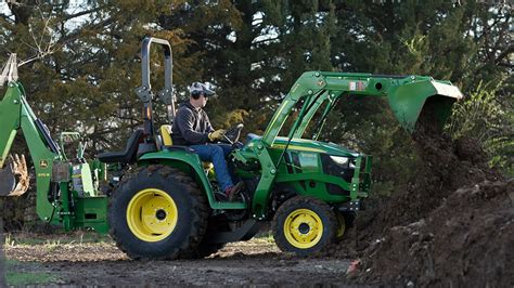 Zdjęcie ciągnika kompaktowego John Deere 3038E w akcji
