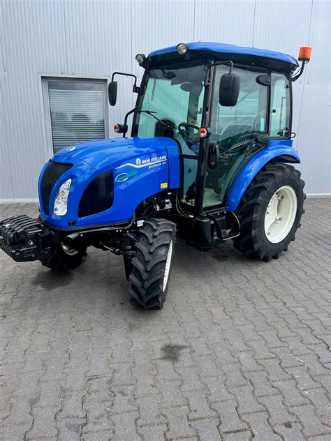 Ciągnik New Holland Boomer 50 z zamontowanym ładowaczem czołowym w pracy