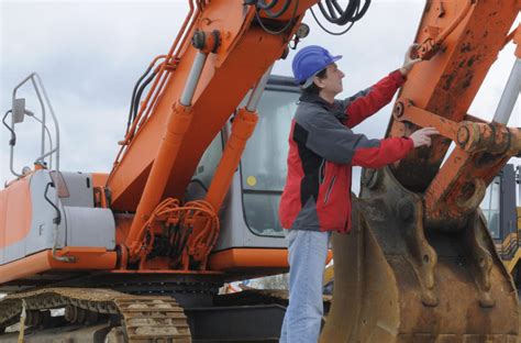 zdjęcie serwisu maszyn budowlanych z mechanikiem