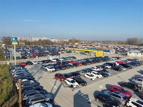 zdjęcie parkingu z wieloma ciągnikami siodłowymi, widok na duży asortyment