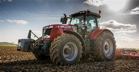 traktor Massey Ferguson serii 7700 w pracy na polu