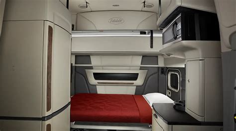 Zdjęcie wnętrza kabiny Peterbilt 579 Ultraloft z widoczną częścią mieszkalną i kuchenną